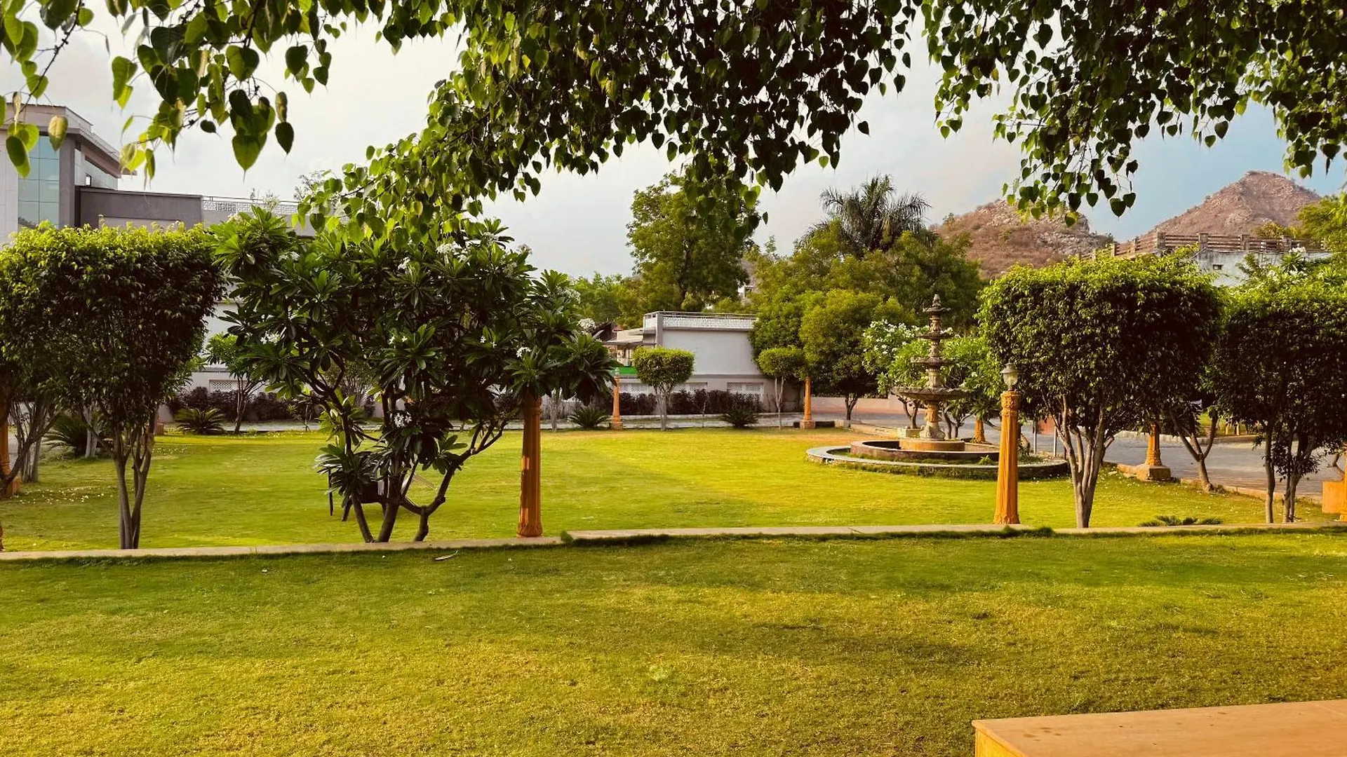 Otel Udaipur Valley Paradise -A Luxury Stay In Mountains