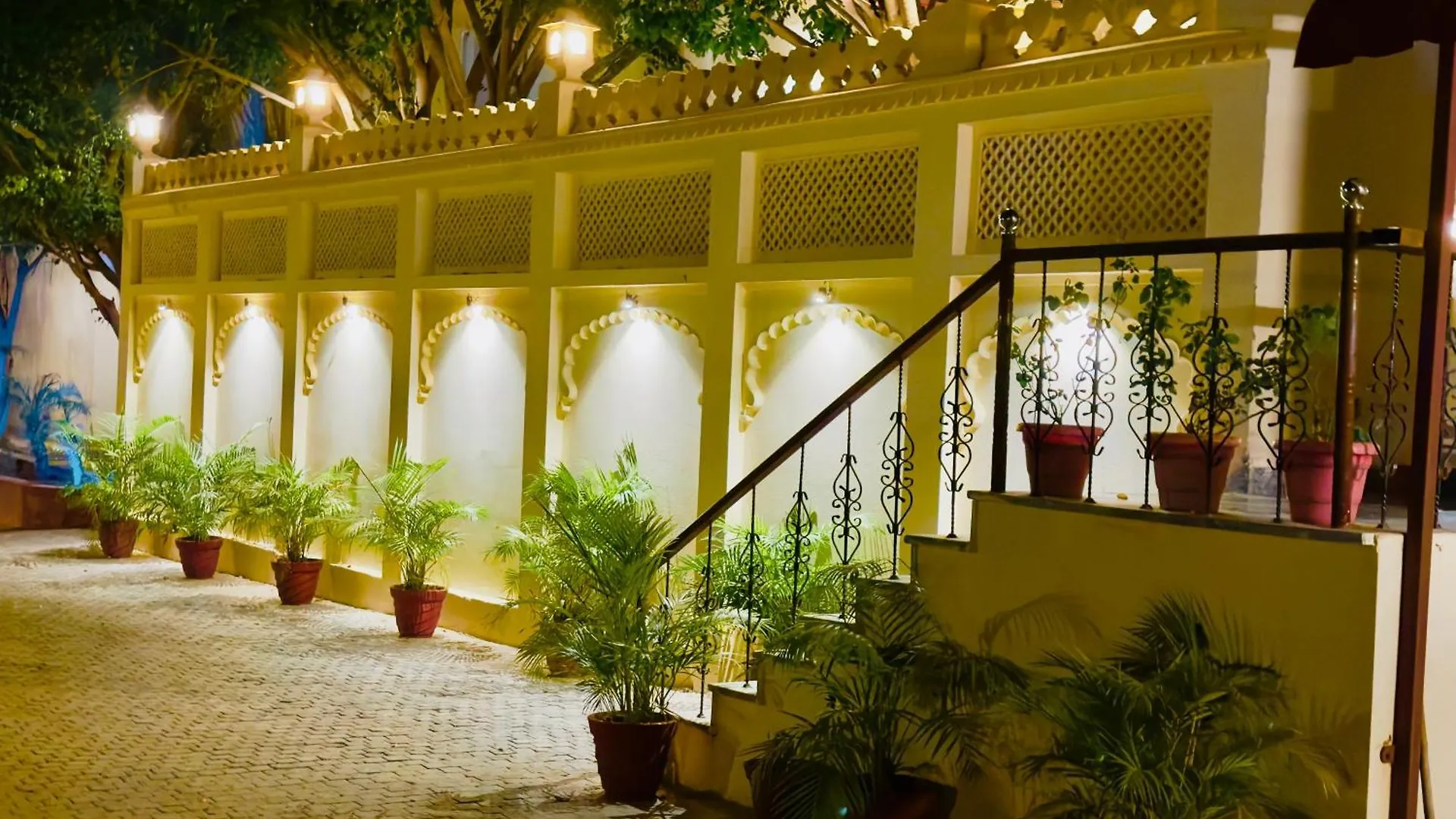 Udaipur Valley Paradise -A Luxury Stay In Mountains 4*,